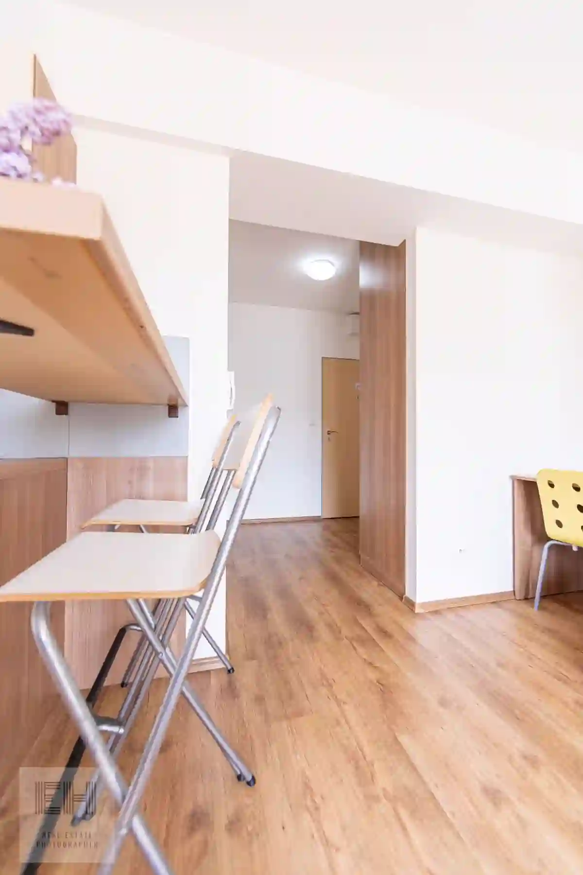 Barové stoličky pri kuchynskej linke v apartmáne
