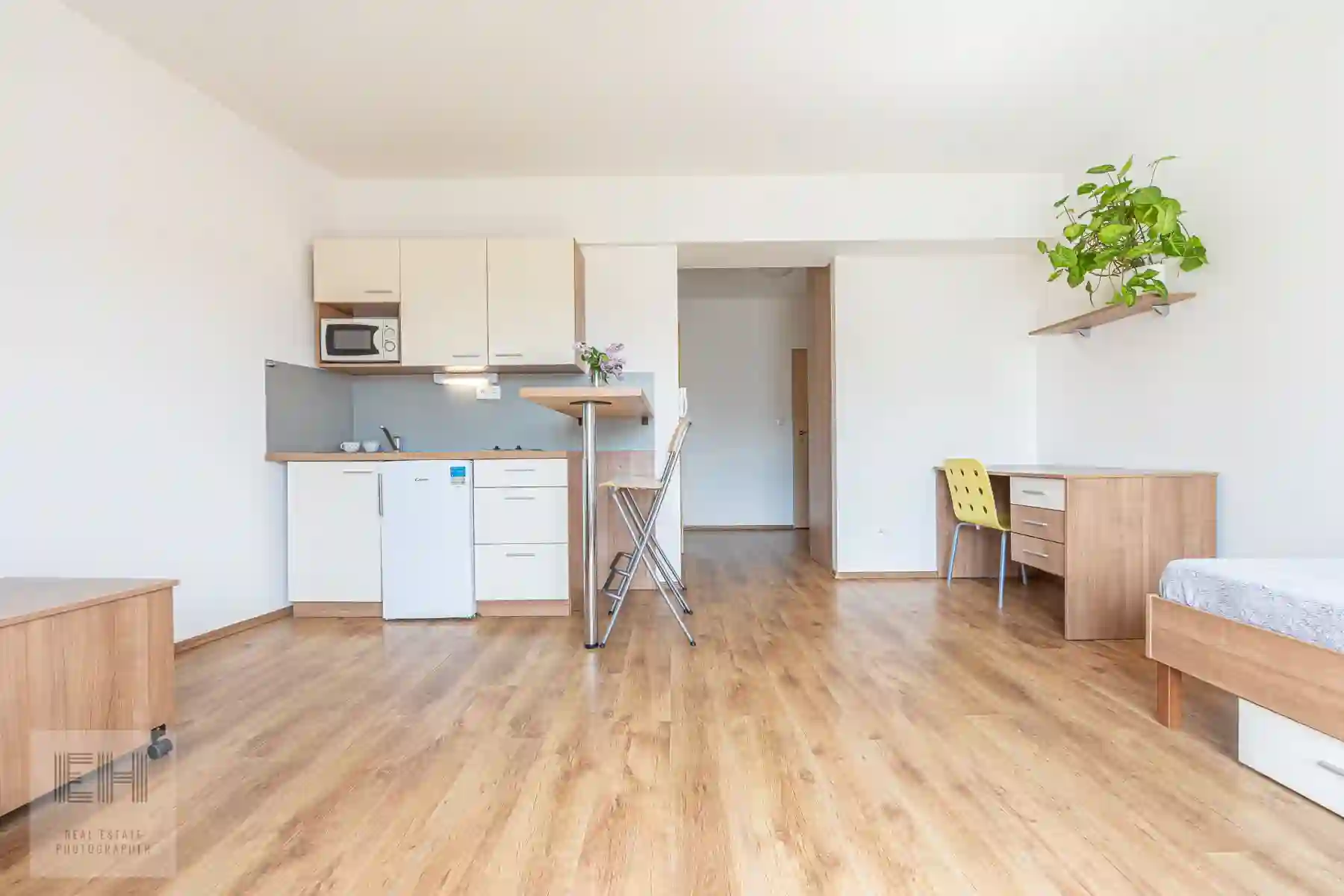 Kuchynský kút apartmánu s chladničkou a mikrovlnkou