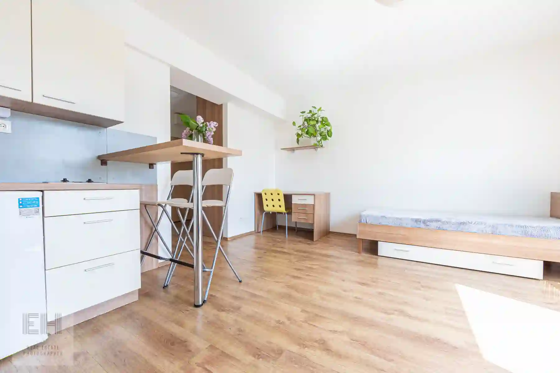 Kuchynský kút a pracovný stôl v apartmáne rezidencie kEMMpus