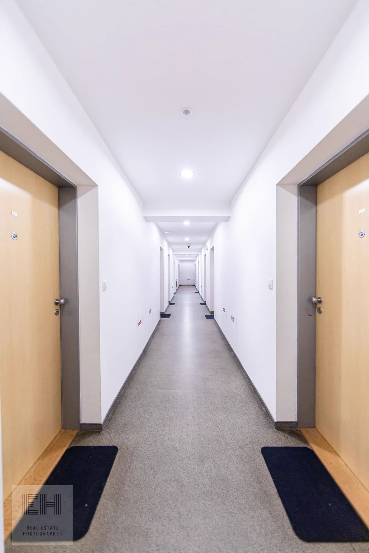 Chodba rezidencie kEMMpus s vchodmi do apartmánov